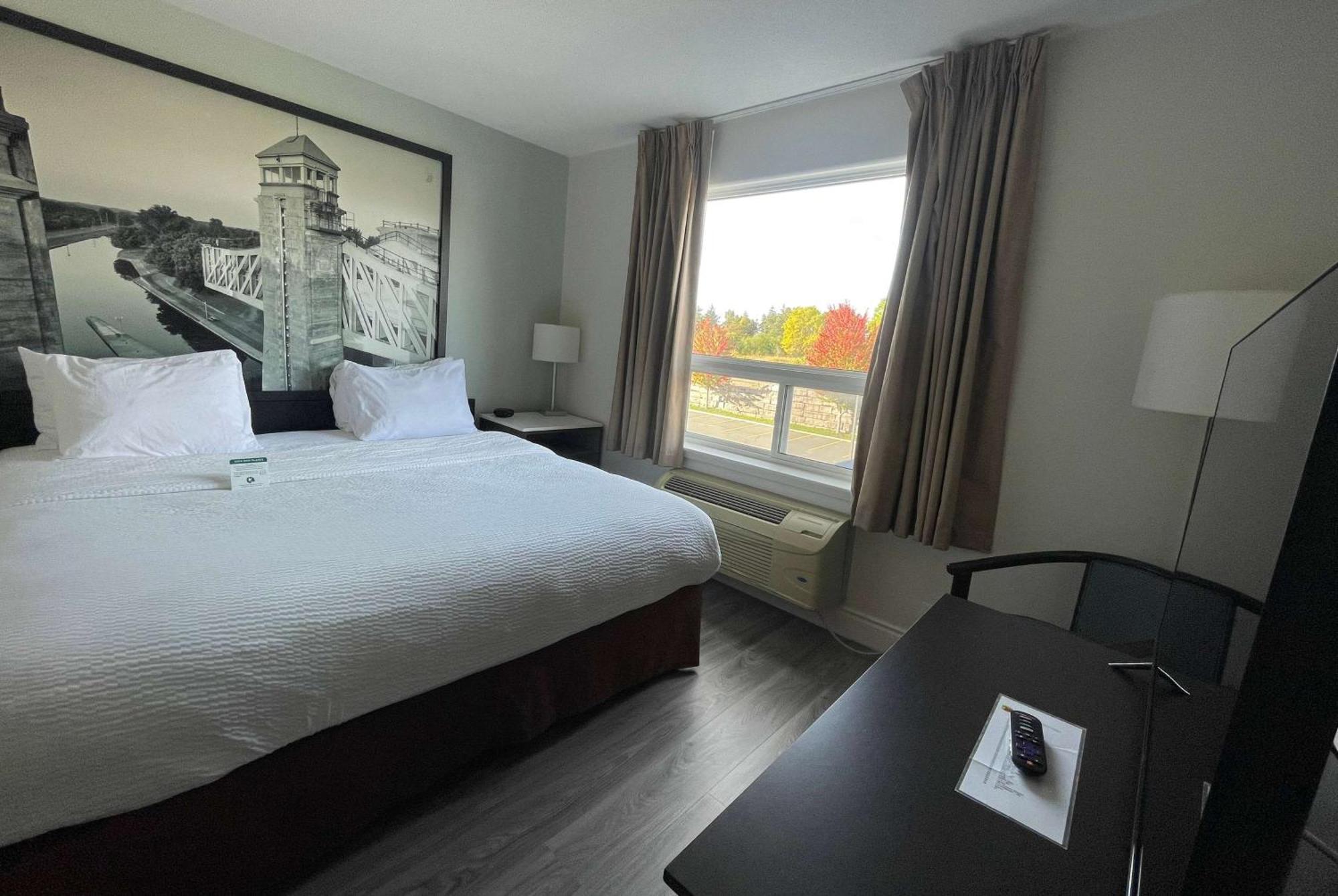 Super 8 By Wyndham Peterborough Hotel Exterior photo