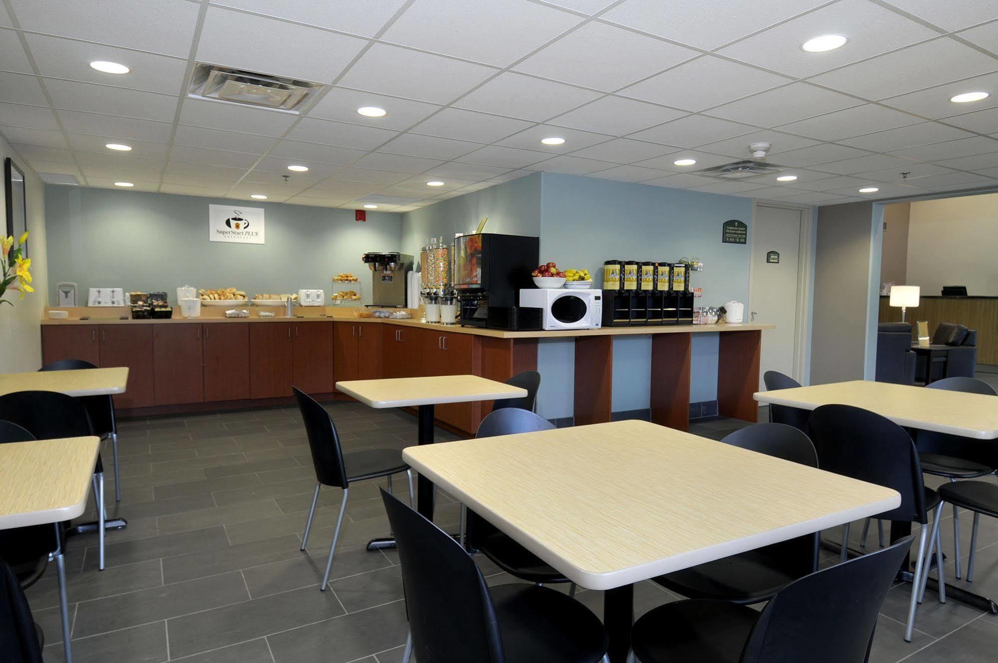 Super 8 By Wyndham Peterborough Hotel Restaurant photo