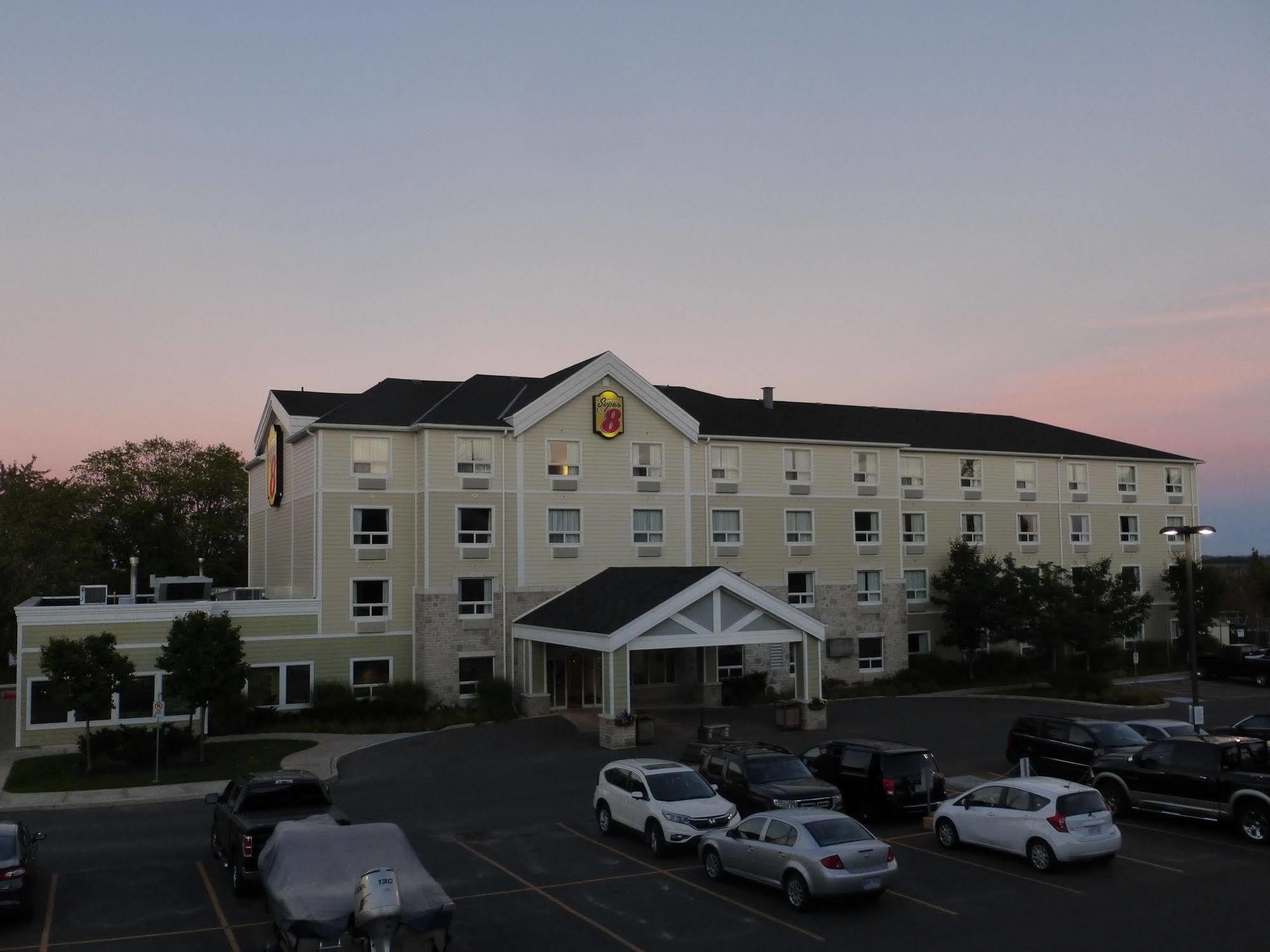 Super 8 By Wyndham Peterborough Hotel Exterior photo